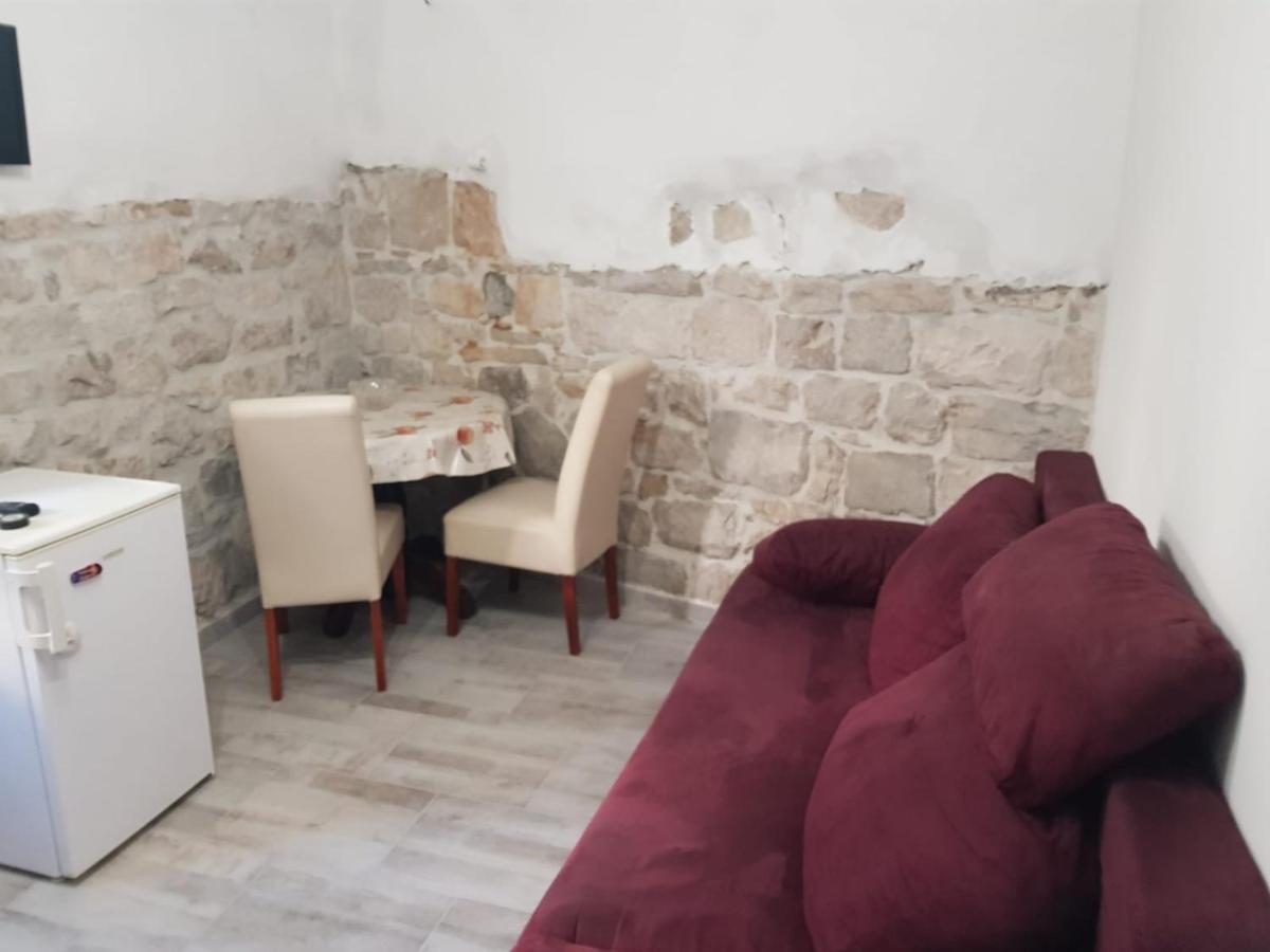 Eldi Apartment *